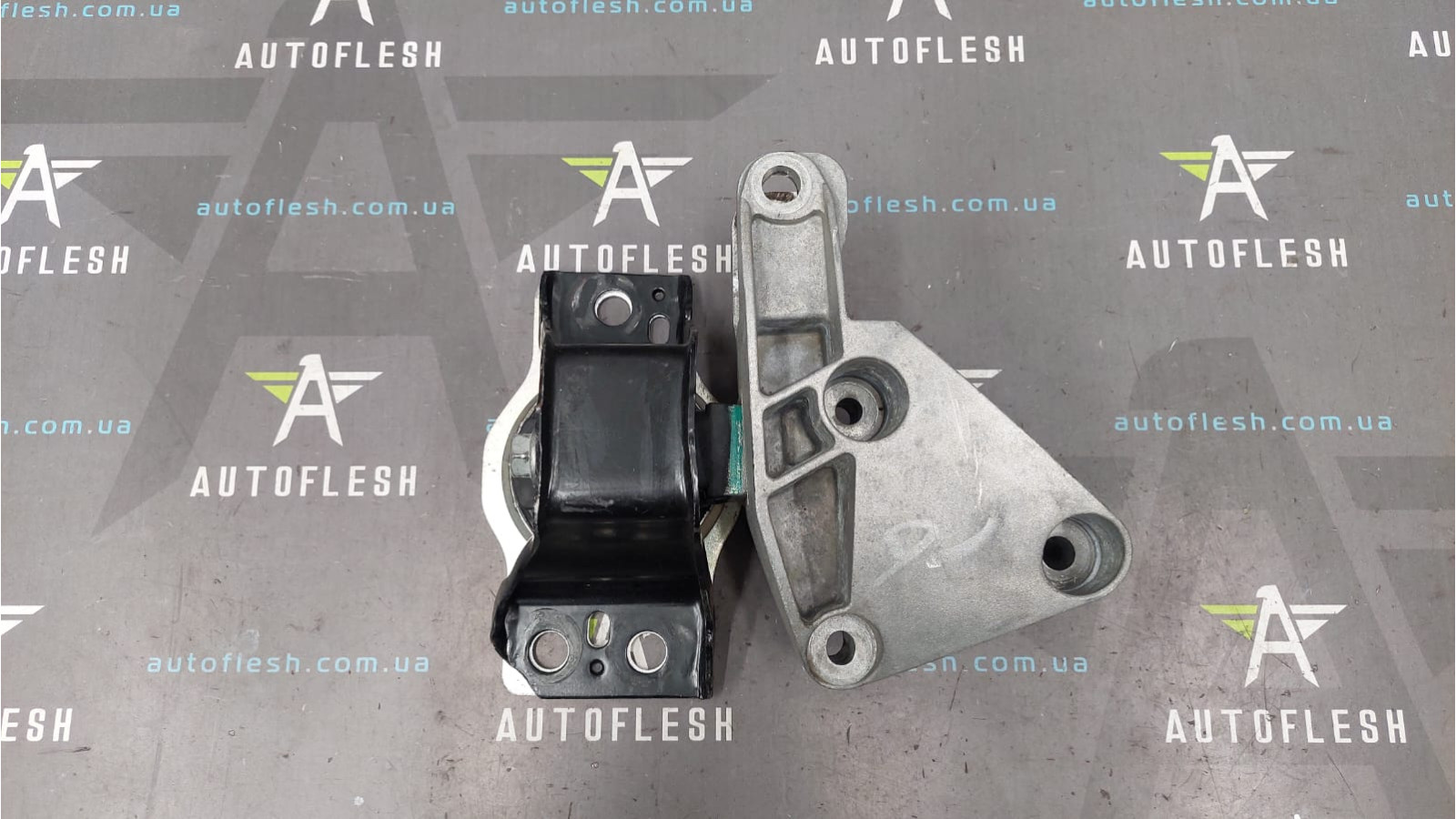 Подушка двигателя правая/ кронштейн двигателя 8200549046, 8200437465 Renault Grand Scenic 2 Megane 2 Scenic 2 бу
